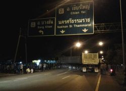 ม็อบยางขยับปิดถนนแยกเตาปูนนครศรีฯ-ตร.คุมเข้ม