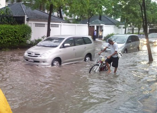 บางคอแหลมตั้งกองอำนวยการแก้ไขน้ำท่วม