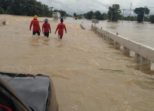 อุบลฯ น้ำท่วมขังหลายสาย บางจุดสูง 80 ซม.