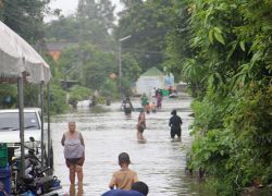 น้ำไหลทะลักเข้าท่วมบ้านเขตเมืองศรีสะเกษ