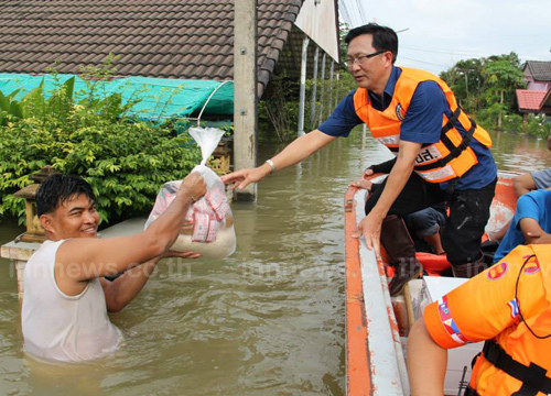 รอง ผวจ.ศรีสะเกษ ฝ่าน้ำท่วมมอบถุงยังชีพ