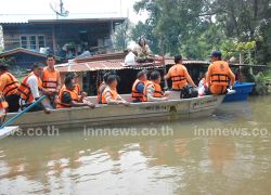 มท.3ล่องเรือแจกถุงยังชีพช่วยชาวศรีสะเกษ