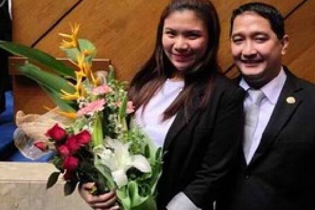 ฮือฮา! ส.ส.ปินส์ขอแต่งงานสาวกลางสภาฯ ขณะเปิดศึกอภิปรายเครียด