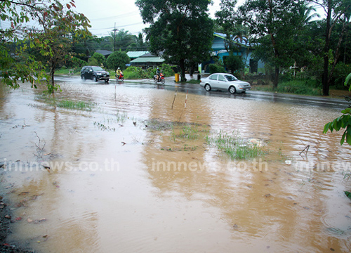 ฝนกระหน่ำตราด น้ำท่วมขังถนนสุขุมวิท