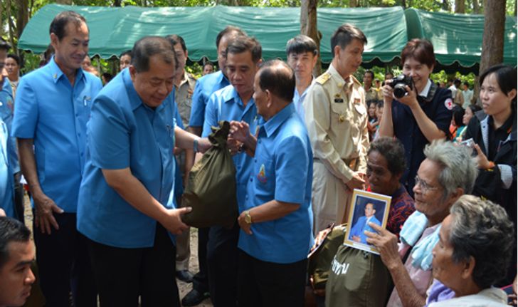 มูลนิธิราชประชาฯมอบถุงยังชีพพระราชทาน