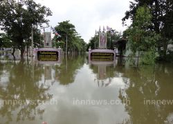 ครูสุรินทร์กางเต็นท์ทำเป็นห้องเรียน