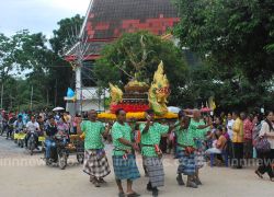 ชาวพัทลุงทำบุญเดือนสิบแห่ขบวนหมรับ