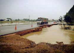 น้ำซัดถนนสระแก้วขาด-ทำคลอดหญิงท้องแก่