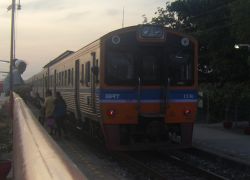 ตร.ส่งตัวหนุ่มซิ่งซีอาร์วีทางรถไฟฟ้องศาล