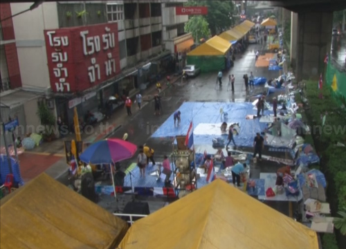 คปท.แถลงเงื่อนไขบ่าย-มวลชนฝ่าฝนชุมนุม