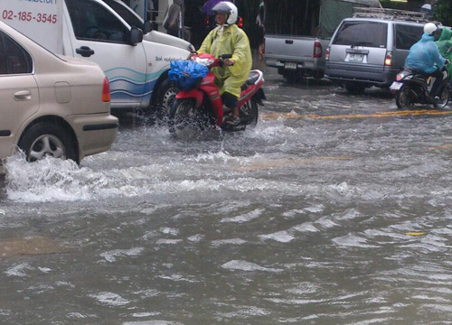 น้ำท่วมถนนอโศกมนตรี-รถเล็กผ่านลำบาก