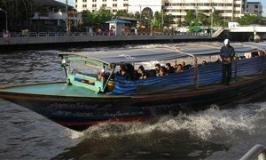 เรือด่วนแสนแสบชนโป๊ะวัดเทพลีลา หนีตายอลหม่าน