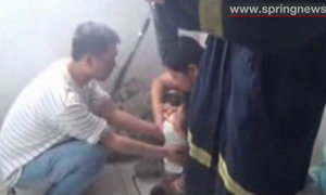 จนท.กู้ภัยช่วยหนูน้อยชาวจีนขาติดโถส้วม!