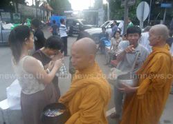 พระสงฆ์ไทย-พม่านับพันรูปเดินรับบิณฑบาต