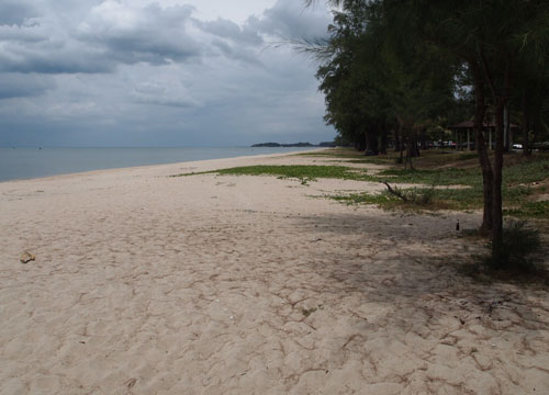 คลื่นลมแรง เตือน ระวังเล่นน้ำทะเลหาดสมิหลา