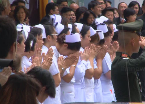 ปิดจราจรหน้าวัดบวรฯ-รับปชช.สักการะพระศพ