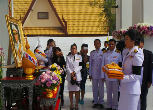 ยิ่งลักษณ์ถวายผ้าพระกฐินพระราชทานสำนักนายกฯ