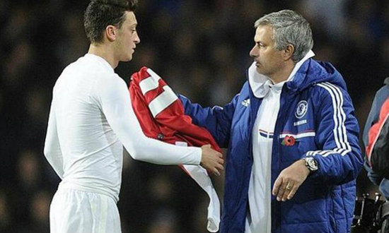 โอซิลไม่ลืมพระคุณ!ให้เสื้อปืนแก่มู