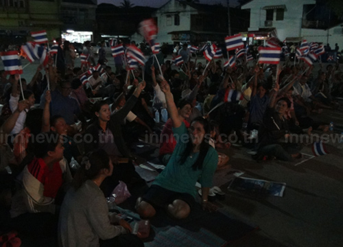 ชาวกุยบุรีชุมนุมต้านนิรโทษหน้าสถานีรถไฟ
