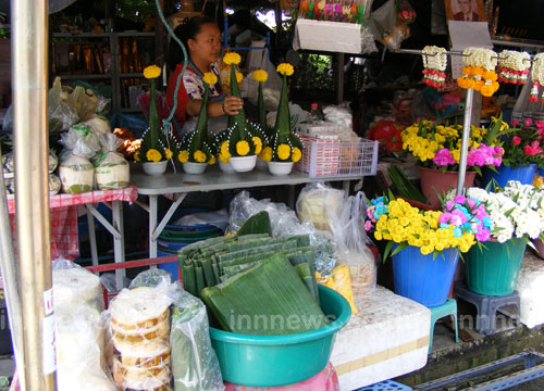 ร้านดอกไม้สดเตรียมขายกระทง คึกคัก