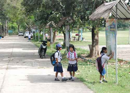 ชาวบ้านภูมิซรอลให้ลูกไปเรียนตามปกติแล้ว