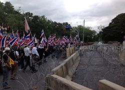 คปท.เคลื่อนติดธงชาติแยกสวนสัตว์ดุสิต