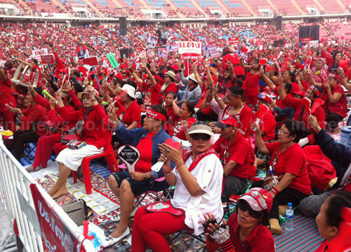 นปช.ชุมนุม ราชมังฯ ถ.รามคำแหงจราจรแน่น