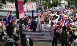 ม็อบ คปท. บุกพรรคเพื่อไทยเป่านกหวีดไล่รัฐบาล