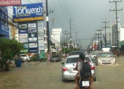 น้ำท่วมรางรถไฟนครศรีฯ30ซม.ตัดขาดภาคใต้