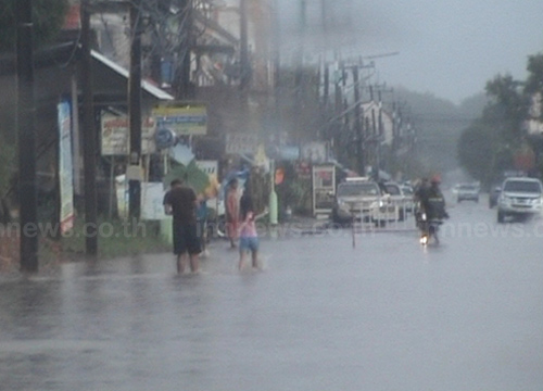 ฝนถล่มเมืองจันท์น้ำท่วมถนนสูงเกือบครึ่งเมตร