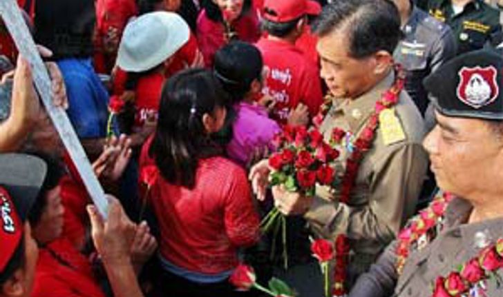 เสื้อแดงมอบดอกไม้ ให้กำลังใจ ผู้ว่าฯ ปทุมธานี ปกป้องศาลากลางจังหวัด