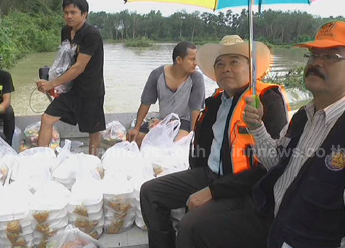 พ่อเมืองตรังนำถุงยังชีพมอบให้ชาวบ้าน