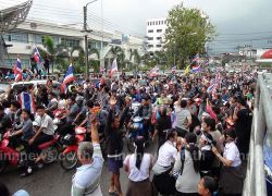 นศ-ปชช.สงขลาบุกสถานีNBT หาดใหญ่