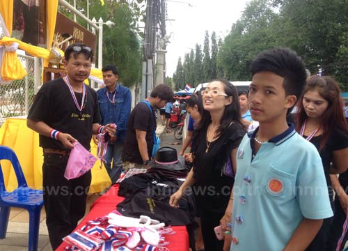 มวลชนกระบี่ทยอยศาลากลางร่วมเวทีต้านรัฐ