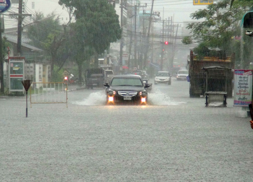 ฝนถล่มสงขลาน้ำท่วมหลายจุดสูงกว่าครึ่งเมตร