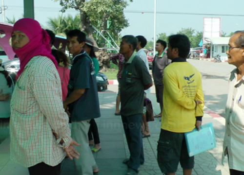 ชาวนาพิจิตรนัดปิดถนนทวงเงินจำนำข้าว