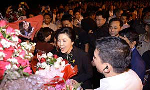 นายกฯยิ่งลักษณ์ บินถึงเชียงใหม่ คนแห่ต้อนรับอบอุ่น