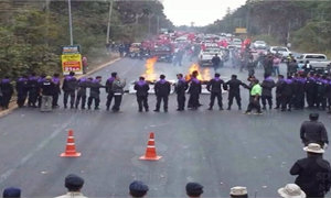 นปช.บุกเผาโลงหน้าบ้าน "อิสระ สมชัย" หวิดปะทะ กปปส.