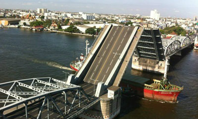 ภาพหาดูยาก! สะพานกรุงเทพฯ เปิดยกขึ้นให้เรือรบผ่าน