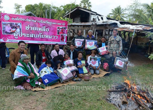 อบจ.อุบลฯ แจกเครื่องนุ่งห่มกันหนาว