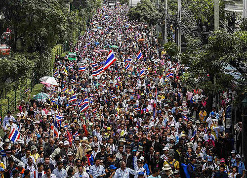 สื่อมะกันเผย!ชาวไทยนับพันมุ่งหน้าไปบ้านยิ่งลักษณ์