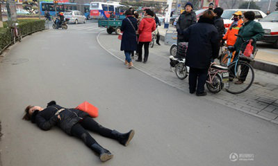 หดหู่ใจ! สาวจีนล้มพับกลางถนน ไม่มีใครกล้าช่วย