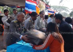 พระบรมฯ-องค์ศรีรัศมิ์พระราชทานเครื่องกันหนาว