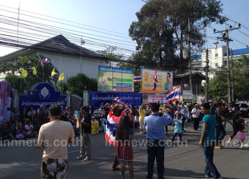 กปปส.ปิดล้อม กกต.กระบี่ ห้ามผู้สมัครเข้า