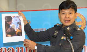 รองผบช.น.เทียบภาพยัน ′ยิ่งลักษณ์′ รับมอบหนังสือสวดมนต์ในงานเพผาศพด.ต.ณรงค์ ไม่ใช่ให้เงิน