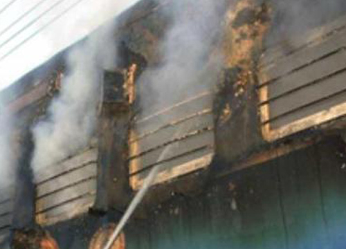 ไฟไหม้ขบวนรถไฟในรัฐมหาราษฏระดับ9ราย