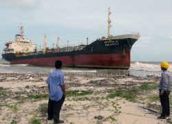 คลื่นแรงซัดเรือบรรทุกน้ำมันเกยหาดสงขลา