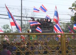 กปปส.ลาดพร้าวบุกตัดน้ำตัดไฟกรมป่าไม้