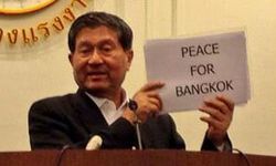 เฉลิม แนะสุเทพรีบมอบตัว พร้อมชูสโลแกน peace for bangkok