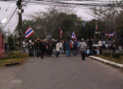 กปปส.ชุมพรบุกปิดล้อมเขตเลือกตั้งล่วงหน้า